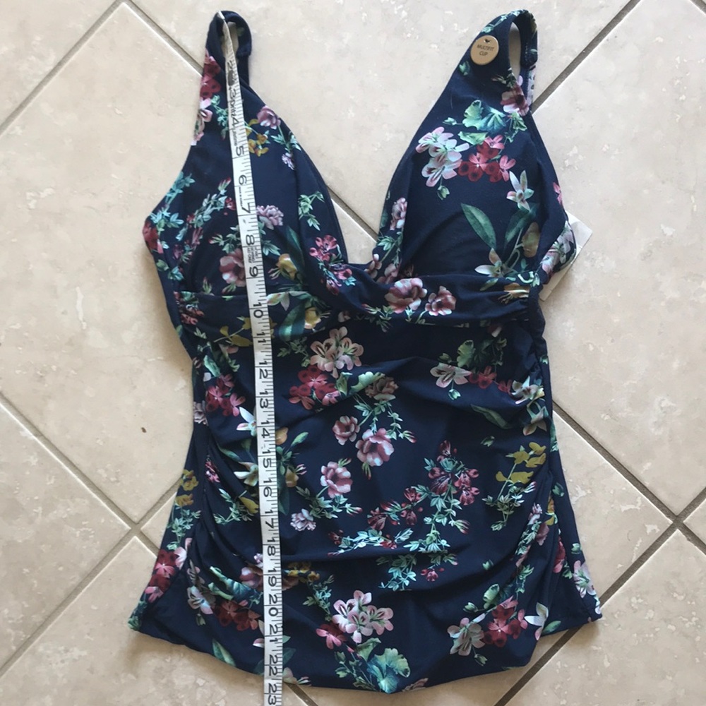 Nwt beautiful swim top, multi fit cup; quality